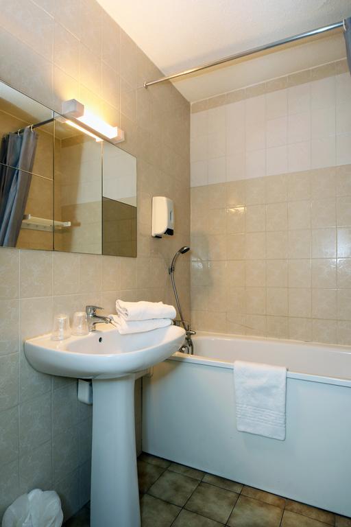 Hotel Le Lagon Рошфор-дю-Гар Екстер'єр фото